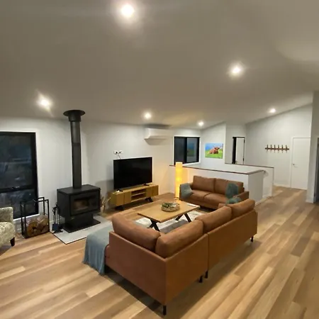 Jindabyne House 2, Modern 3 Bedroom Home, Lake & Mountain Views With Fireplace Exterior photo