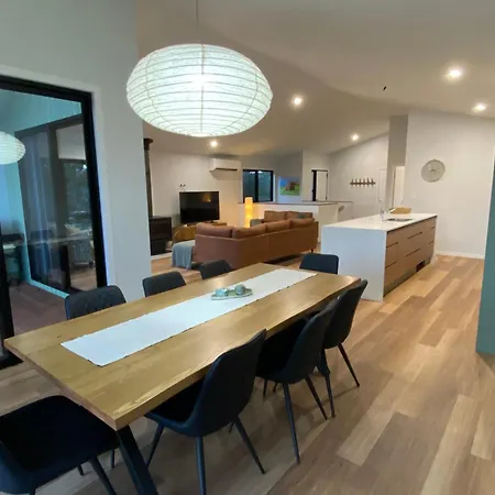 Jindabyne House 2, Modern 3 Bedroom Home, Lake & Mountain Views With Fireplace Exterior photo