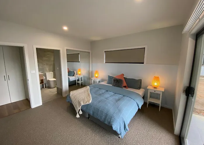 Jindabyne House 2, Modern 3 Bedroom Home, Lake & Mountain Views With Fireplace
