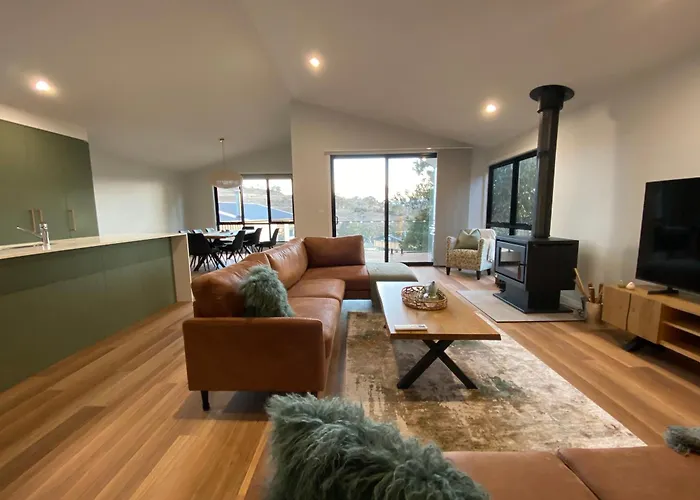 Jindabyne House 2, Modern 3 Bedroom Home, Lake & Mountain Views With Fireplace