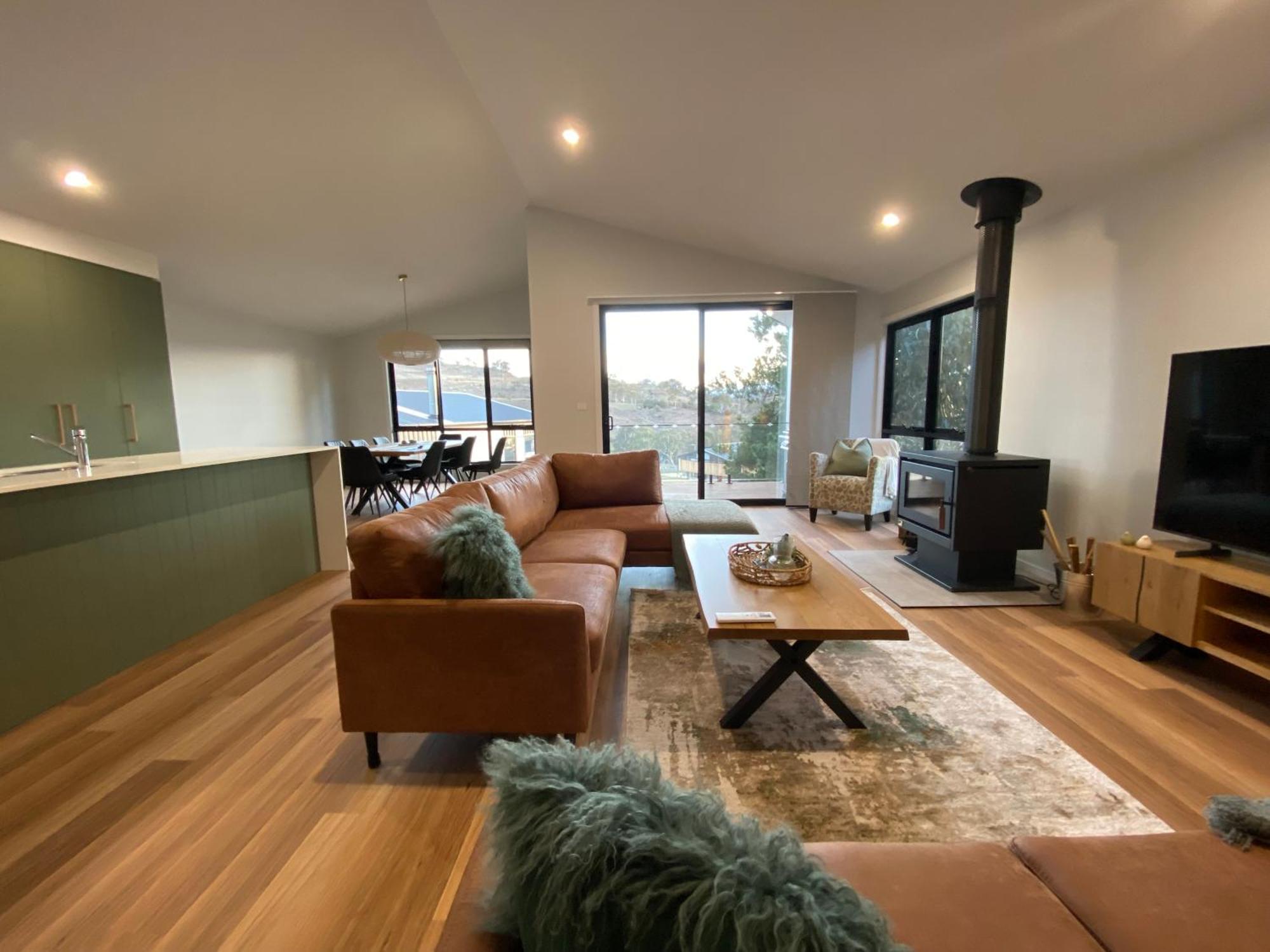 Holiday home House 2, Modern 3 Bedroom Home, & Mountain Views With Fireplace Jindabyne